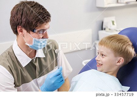 Male dentist examines the teeth of the patient Male dentist examines the teeth of the patient 33457719