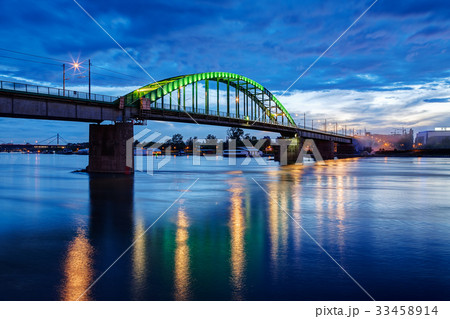 Bridge at night 33458914