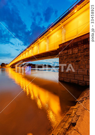 Bridge at night 33458925