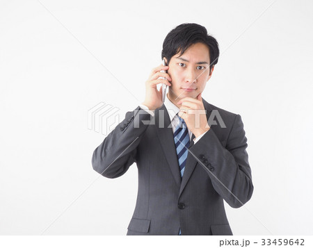 スマートフォンで話すビジネスマン 33459642