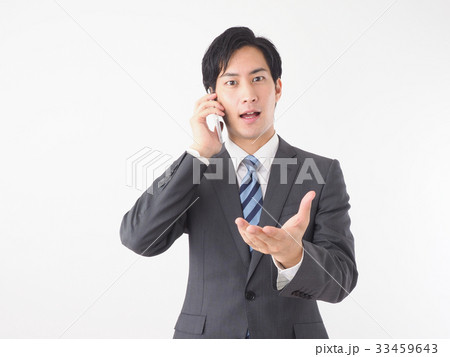 スマートフォンで話すビジネスマン 33459643