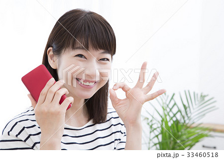 スマホを操作する若い女性 スマホを操作する若い女性 33460518