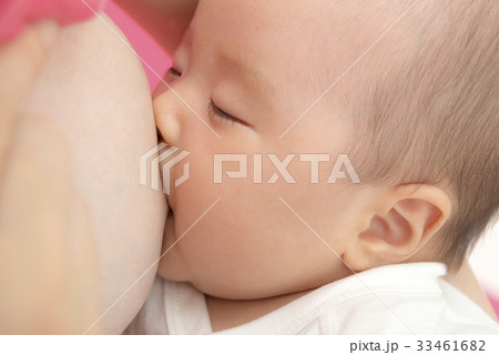 母乳を飲む赤ちゃんの写真素材