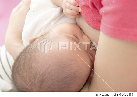 母乳を飲む赤ちゃんの写真素材