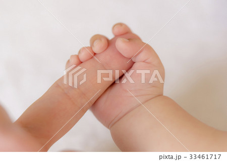 大人の指を握る赤ちゃんの手 33461717