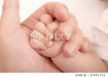 大人と赤ちゃんの手の写真素材