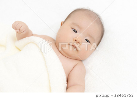 タオルケットに包まれた赤ちゃん タオルケットに包まれた赤ちゃん 33461755