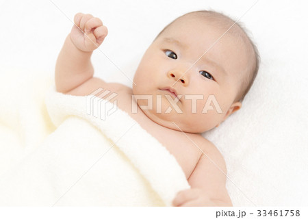 タオルケットに包まれた赤ちゃん 33461758