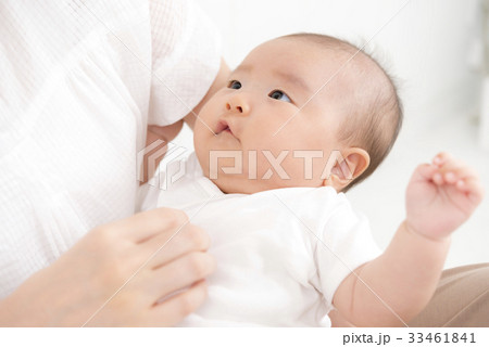 母親に抱かれた赤ちゃん 母親に抱かれた赤ちゃん 33461841