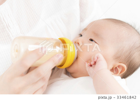 哺乳瓶でミルクを飲む赤ちゃん 哺乳瓶でミルクを飲む赤ちゃん 33461842