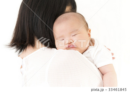 母親に抱かれて眠る赤ちゃん 母親に抱かれて眠る赤ちゃん 33461845