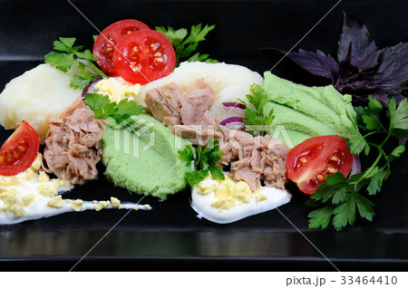 tuna with garnish 33464410