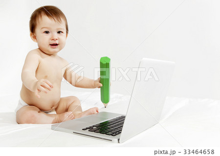 赤ちゃん ノートパソコン ノートブック 33464658