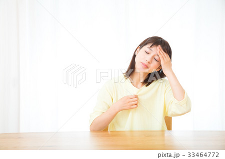 暑い　ほてり　暑がる女性　体温調節　ポートレート　明るいイメージ　木材建築 33464772