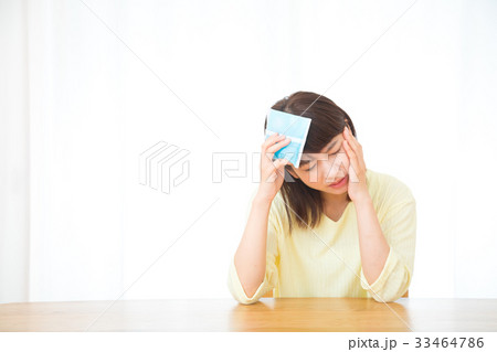 暑い　ほてり　暑がる女性　体温調節　ポートレート　明るいイメージ　木材建築 33464786