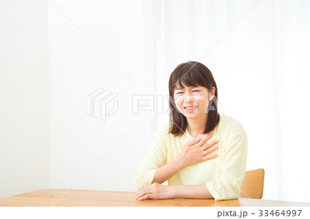 胸が苦しい　動悸息切れ　ネガティブイメージ　体調不良　女性　ポートレート　20代　30代 33464997