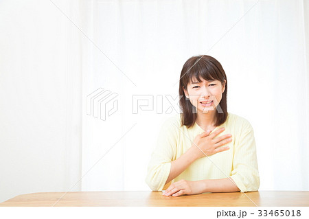 胸が苦しい　動悸息切れ　ネガティブイメージ　体調不良　女性　ポートレート　20代　30代 33465018