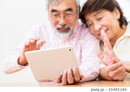タブレットで家族とインターネット通話を楽しむシニア　シルバー　孫とテレビ電話でおしゃべり 33465194