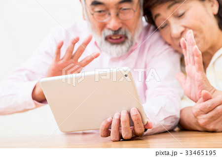 タブレットで家族とインターネット通話を楽しむシニア　シルバー　孫とテレビ電話でおしゃべり 33465195
