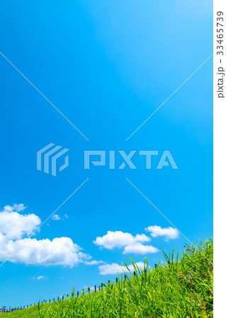 真夏の空　梅時期の晴れ間　雲　コピースペース　広いコピースペース　汎用的な空 33465739