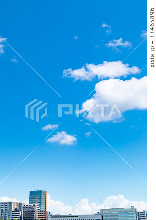 真夏の空　梅時期の晴れ間　雲　コピースペース　広いコピースペース　汎用的な空 33465896