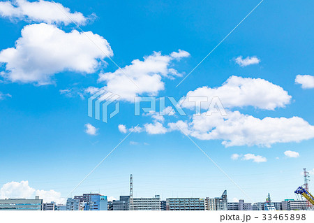 真夏の空　梅時期の晴れ間　雲　コピースペース　広いコピースペース　汎用的な空 33465898