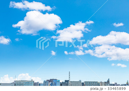 真夏の空　梅時期の晴れ間　雲　コピースペース　広いコピースペース　汎用的な空 33465899