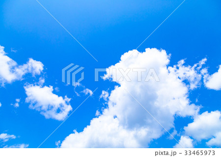 真夏の空 梅時期の晴れ間 雲 コピースペース 広いコピースペース 汎用的な空 真夏の空 梅時期の晴れ間 雲 コピースペース 広いコピースペース 汎用的な空 33465973
