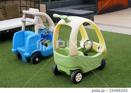 子どもの遊び場、子供用の車、乗用玩具 33466263