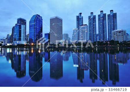 Benjakitti Park, Bangkok（バンコク、ベンチャキティ公園の夕景） 33466719