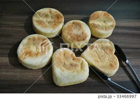 手作りパン、焼きたてパン、イングリッシュ・マフィン(English Muffin) 手作りパン、焼きたてパン、イングリッシュ・マフィン(English Muffin) 33466997