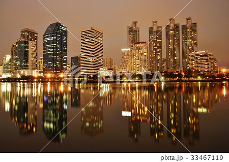 Night Scene of Benjakitti Park（バンコク、ベンチャキティ公園の夜景） 33467119