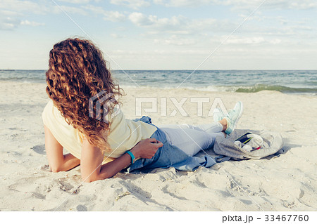 Slim brunette with thick shiny curly hair Slim brunette with thick shiny curly hair 33467760