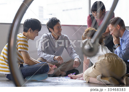 多国籍 クリエイティブ ミーティング風景 多国籍 クリエイティブ ミーティング風景 33468383