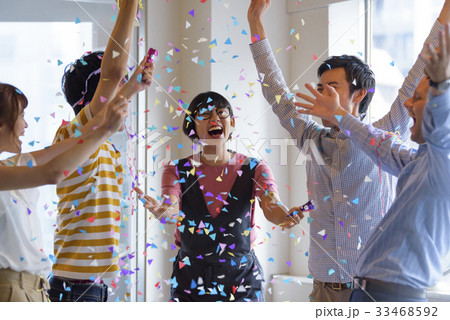 多国籍　クリエイティブ　スタートアップ企業 33468592