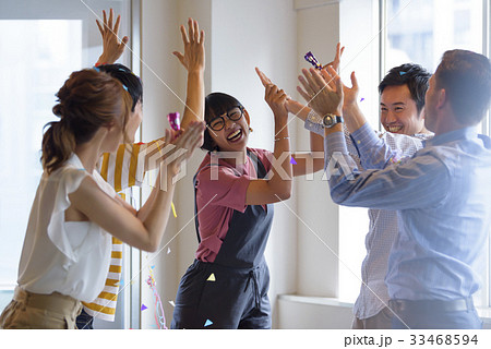 多国籍　クリエイティブ　スタートアップ企業 33468594