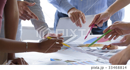 多国籍　クリエイティブ　ミーティング風景 33468814