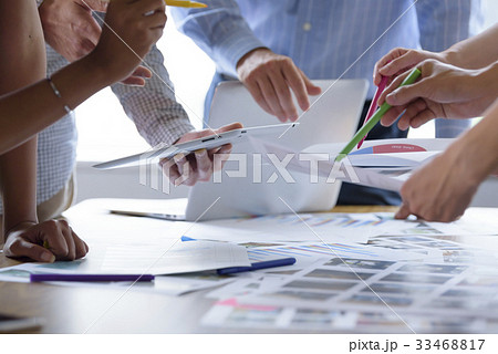 多国籍　クリエイティブ　ミーティング風景 33468817
