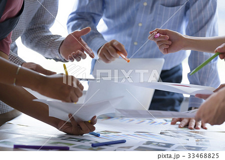 多国籍　クリエイティブ　ミーティング風景 33468825