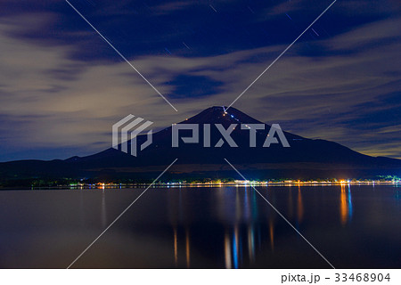 【山梨県】山中湖から、登山の灯りと富士山 33468904