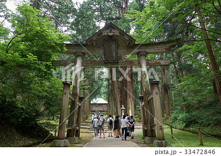 白山平泉寺、二の鳥居を通る観光客、福井県 白山平泉寺、二の鳥居を通る観光客、福井県 33472846