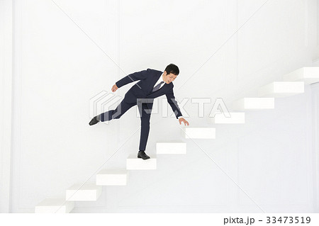 ビジネスマン　転落人生　リストラ　転落イメージ　ネガティブイメージ 33473519