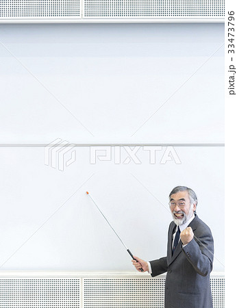 60代男性講師の授業風景　ホワイトボード　教育イメージ 33473796