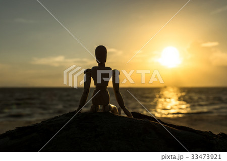 Silhouettes of wooden models feel lonely at sunset 33473921