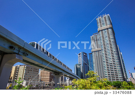 高層マンションと電車 高層マンションと電車 33476088