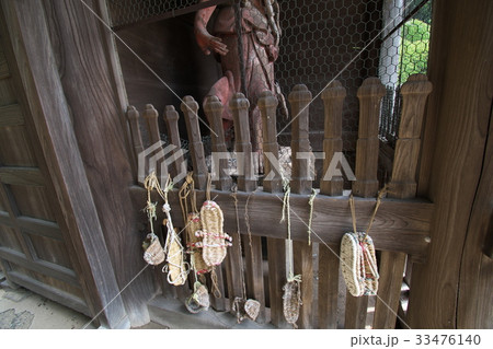 等覚院山門にかかるワラジ 33476140