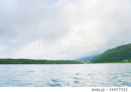西湖(富士五湖)と溶岩壁 西湖(富士五湖)と溶岩壁 33477332