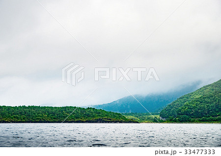 西湖(富士五湖)と溶岩壁 西湖(富士五湖)と溶岩壁 33477333