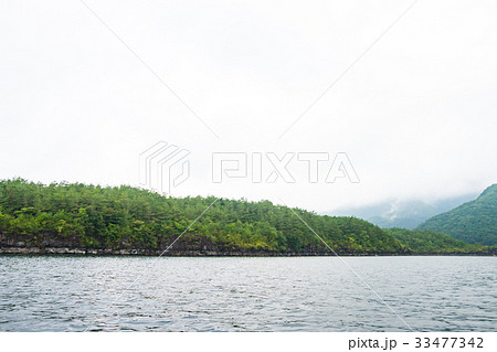 西湖(富士五湖)と溶岩壁 西湖(富士五湖)と溶岩壁 33477342