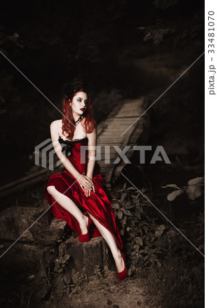 Portrait of young brunnete woman 33481070